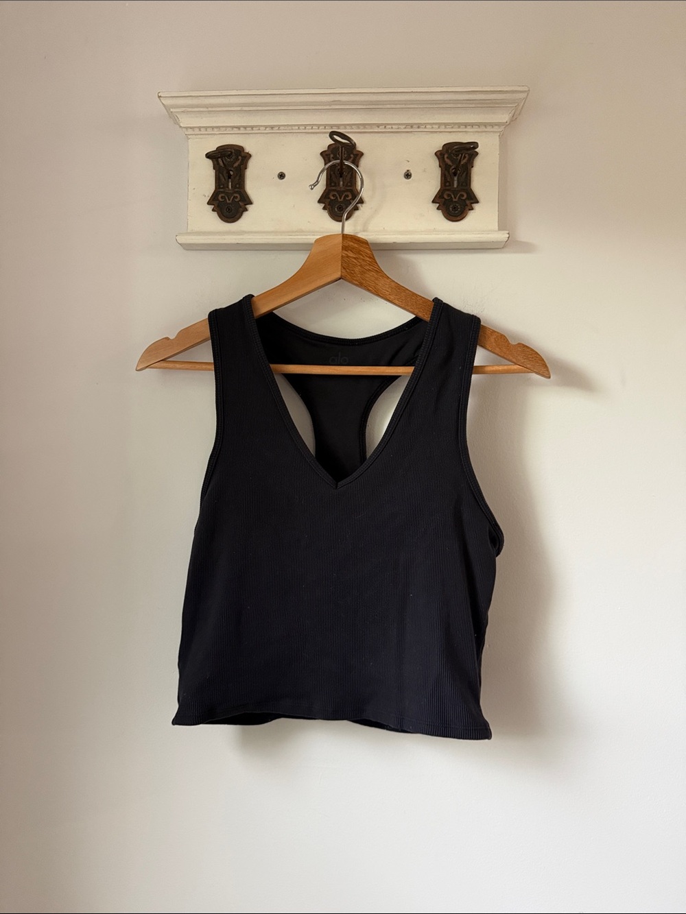 ALO Yoga Black V-Neck Ribbed Racerback Crop Tank